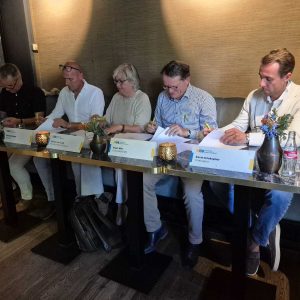 Groepsfoto-directeuren-tekenen-Kleine-Werken-Raamovereenkomst-Kleine-Werken-25-augustus-2025 Groepsfoto-directeuren-tekenen-Kleine-Werken-Raamovereenkomst-Kleine-Werken-25-augustus-2025