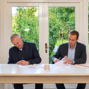 Formele ondertekening aan tafel Kevin Griekspoor en Henk